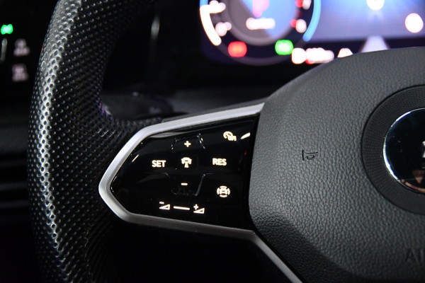 Volkswagen Golf 1.5 eTSI R-Line Pano, Sfeer, AppleCarplay