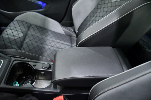 Volkswagen Golf 1.5 eTSI R-Line Pano, Sfeer, AppleCarplay