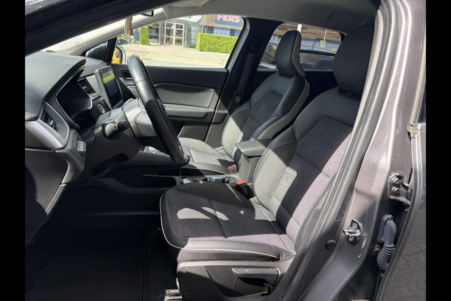 Renault Captur 1.6 E-Tech PHEV 160pk Intens | Trekhaak | Stoelverwarming | 18 Inch | Dodehoeksensoren | Camera | Climate Control |