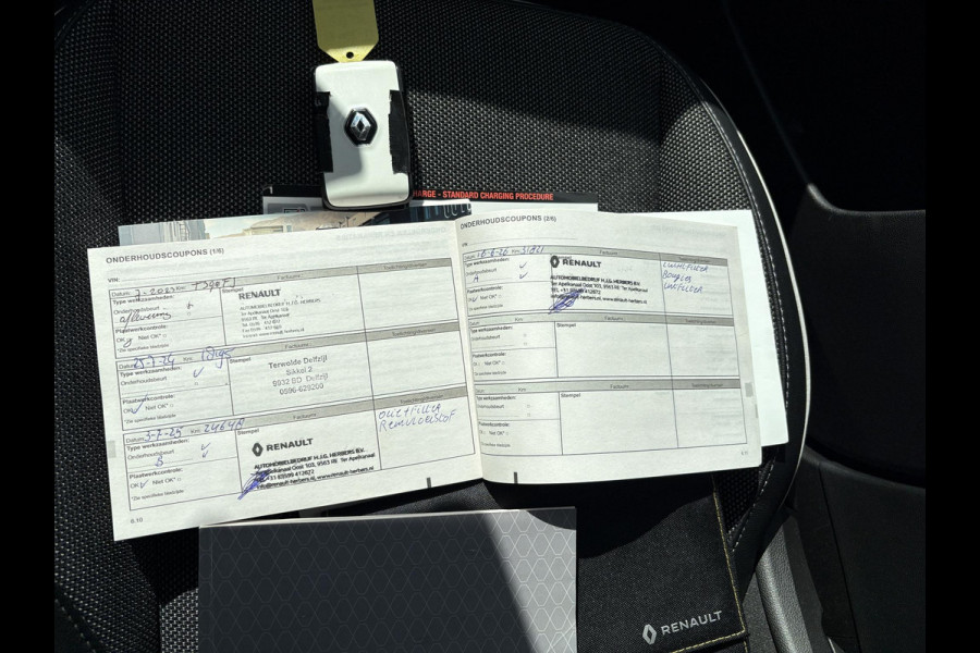 Renault Captur 1.6 E-Tech PHEV 160pk Intens | Trekhaak | Stoelverwarming | 18 Inch | Dodehoeksensoren | Camera | Climate Control |