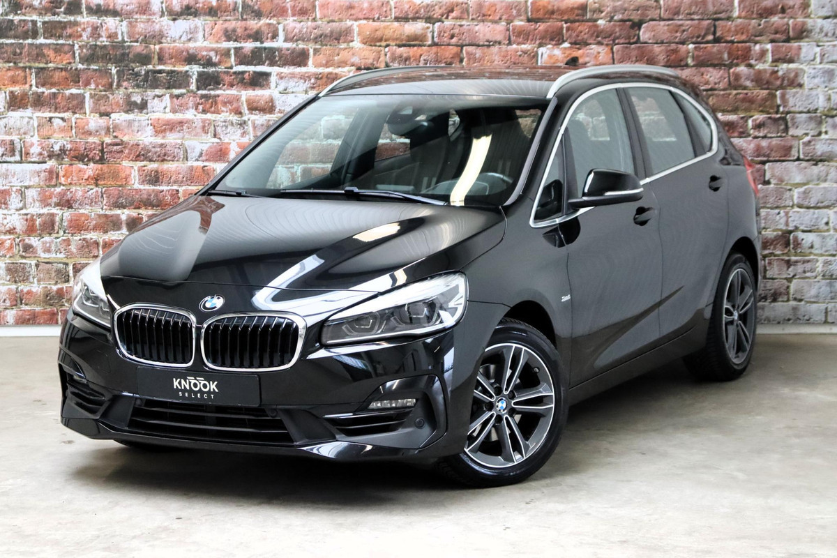 BMW 2 Serie Active Tourer 218i Executive Sport Line Automaat / Navigatiesysteem / Trekhaak / Sportstoelen / Climate Control / 16 Inch / LED / Parkeersensoren / Hifi / Cruise Control / Lichtpakket / Chrome Line