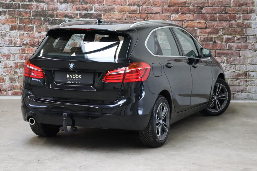 BMW 2 Serie Active Tourer 218i Executive Sport Line Automaat / Navigatiesysteem / Trekhaak / Sportstoelen / Climate Control / 16 Inch / LED / Parkeersensoren / Hifi / Cruise Control / Lichtpakket / Chrome Line