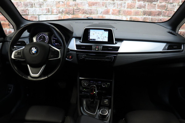 BMW 2 Serie Active Tourer 218i Executive Sport Line Automaat / Navigatiesysteem / Trekhaak / Sportstoelen / Climate Control / 16 Inch / LED / Parkeersensoren / Hifi / Cruise Control / Lichtpakket / Chrome Line