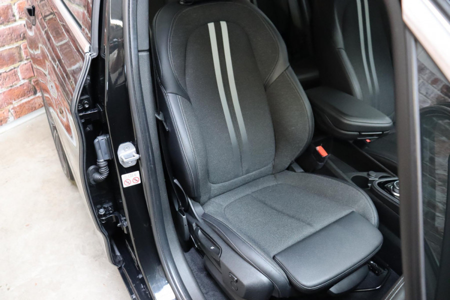 BMW 2 Serie Active Tourer 218i Executive Sport Line Automaat / Navigatiesysteem / Trekhaak / Sportstoelen / Climate Control / 16 Inch / LED / Parkeersensoren / Hifi / Cruise Control / Lichtpakket / Chrome Line