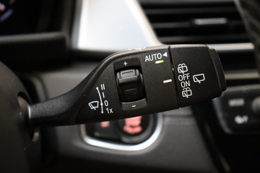 BMW 2 Serie Active Tourer 218i Executive Sport Line Automaat / Navigatiesysteem / Trekhaak / Sportstoelen / Climate Control / 16 Inch / LED / Parkeersensoren / Hifi / Cruise Control / Lichtpakket / Chrome Line