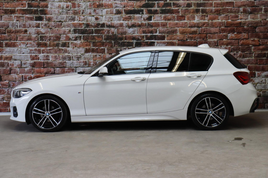 BMW 1-serie 118i Executive M Sport Pakket Automaat 5 deurs / Navigatiesysteem / 18 Inch / LED / Trekhaak / Extra Getint Glas / Stoelverwarming / LED / Climate Control / Hifi / Lichtpakket / Cruise Control / Bluetooth / Shadow Line