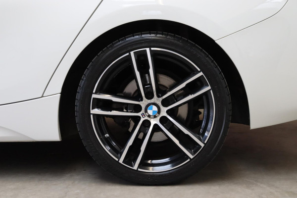 BMW 1-serie 118i Executive M Sport Pakket Automaat 5 deurs / Navigatiesysteem / 18 Inch / LED / Trekhaak / Extra Getint Glas / Stoelverwarming / LED / Climate Control / Hifi / Lichtpakket / Cruise Control / Bluetooth / Shadow Line