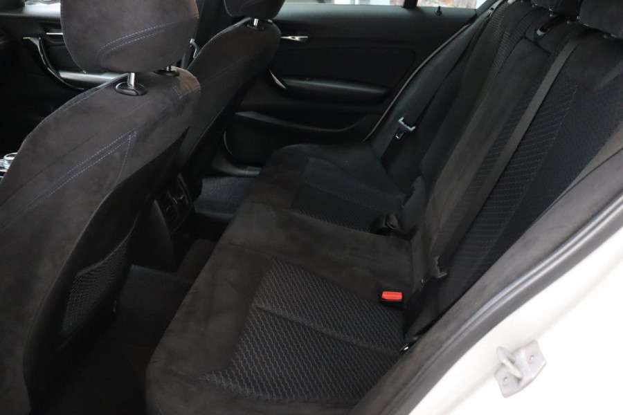 BMW 1-serie 118i Executive M Sport Pakket Automaat 5 deurs / Navigatiesysteem / 18 Inch / LED / Trekhaak / Extra Getint Glas / Stoelverwarming / LED / Climate Control / Hifi / Lichtpakket / Cruise Control / Bluetooth / Shadow Line