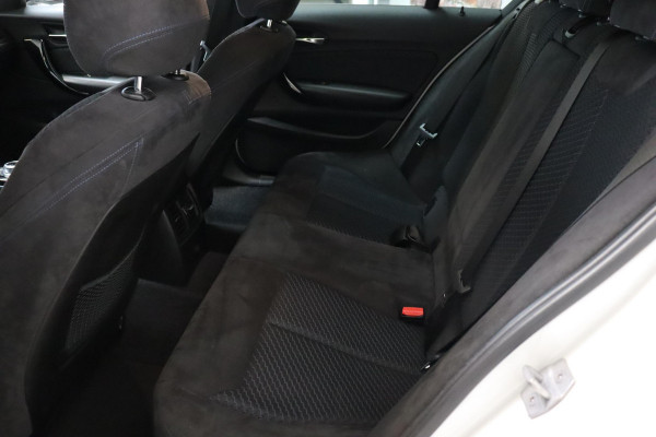 BMW 1-serie 118i Executive M Sport Pakket Automaat 5 deurs / Navigatiesysteem / 18 Inch / LED / Trekhaak / Extra Getint Glas / Stoelverwarming / LED / Climate Control / Hifi / Lichtpakket / Cruise Control / Bluetooth / Shadow Line
