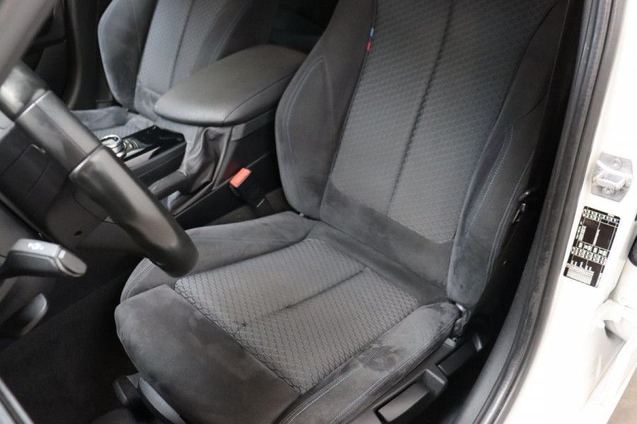 BMW 1-serie 118i Executive M Sport Pakket Automaat 5 deurs / Navigatiesysteem / 18 Inch / LED / Trekhaak / Extra Getint Glas / Stoelverwarming / LED / Climate Control / Hifi / Lichtpakket / Cruise Control / Bluetooth / Shadow Line