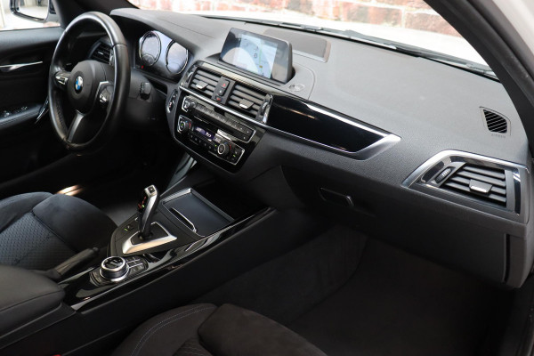 BMW 1-serie 118i Executive M Sport Pakket Automaat 5 deurs / Navigatiesysteem / 18 Inch / LED / Trekhaak / Extra Getint Glas / Stoelverwarming / LED / Climate Control / Hifi / Lichtpakket / Cruise Control / Bluetooth / Shadow Line
