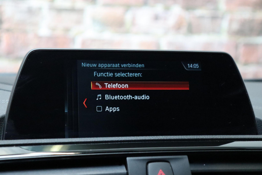 BMW 1-serie 118i Executive M Sport Pakket Automaat 5 deurs / Navigatiesysteem / 18 Inch / LED / Trekhaak / Extra Getint Glas / Stoelverwarming / LED / Climate Control / Hifi / Lichtpakket / Cruise Control / Bluetooth / Shadow Line