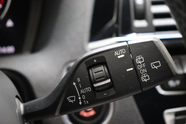 BMW 1-serie 118i Executive M Sport Pakket Automaat 5 deurs / Navigatiesysteem / 18 Inch / LED / Trekhaak / Extra Getint Glas / Stoelverwarming / LED / Climate Control / Hifi / Lichtpakket / Cruise Control / Bluetooth / Shadow Line