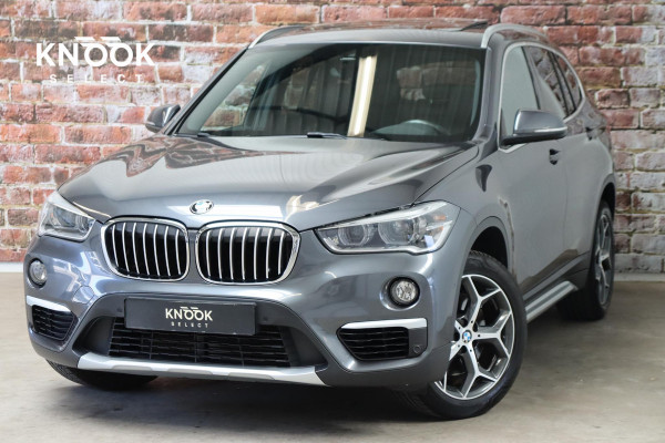 BMW X1 sDrive20i High Executive xLine Automaat / Navigatiesysteem Plus / Leder / Trekhaak / Panoramadak / 18 Inch / Extra Getint Glas / Stoelverwarming / Achteruitrijcamera / Climate Control / Head-Up Display / LED / Hifi / Sportstoelen / DAB / Lichtpakket / Parkeersensoren