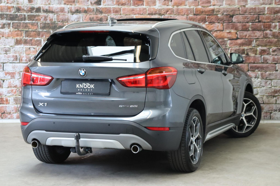 BMW X1 sDrive20i High Executive xLine Automaat / Navigatiesysteem Plus / Leder / Trekhaak / Panoramadak / 18 Inch / Extra Getint Glas / Stoelverwarming / Achteruitrijcamera / Climate Control / Head-Up Display / LED / Hifi / Sportstoelen / DAB / Lichtpakket / Parkeersensoren