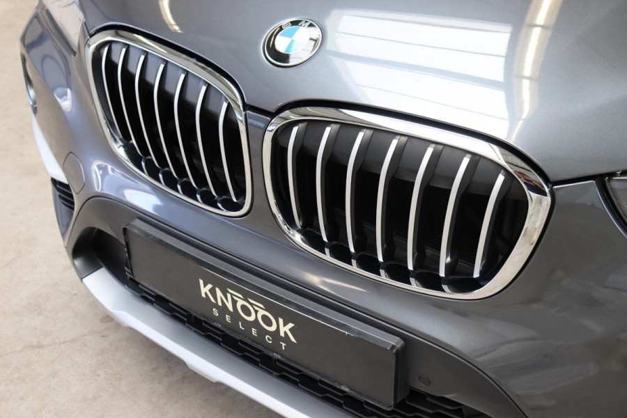 BMW X1 sDrive20i High Executive xLine Automaat / Navigatiesysteem Plus / Leder / Trekhaak / Panoramadak / 18 Inch / Extra Getint Glas / Stoelverwarming / Achteruitrijcamera / Climate Control / Head-Up Display / LED / Hifi / Sportstoelen / DAB / Lichtpakket / Parkeersensoren