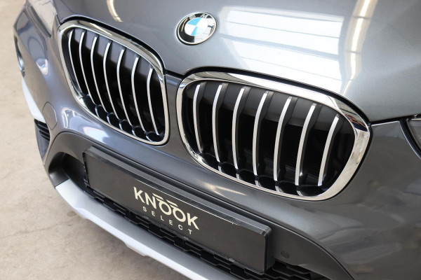 BMW X1 sDrive20i High Executive xLine Automaat / Navigatiesysteem Plus / Leder / Trekhaak / Panoramadak / 18 Inch / Extra Getint Glas / Stoelverwarming / Achteruitrijcamera / Climate Control / Head-Up Display / LED / Hifi / Sportstoelen / DAB / Lichtpakket / Parkeersensoren