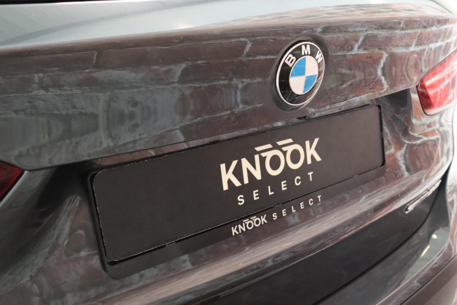BMW X1 sDrive20i High Executive xLine Automaat / Navigatiesysteem Plus / Leder / Trekhaak / Panoramadak / 18 Inch / Extra Getint Glas / Stoelverwarming / Achteruitrijcamera / Climate Control / Head-Up Display / LED / Hifi / Sportstoelen / DAB / Lichtpakket / Parkeersensoren