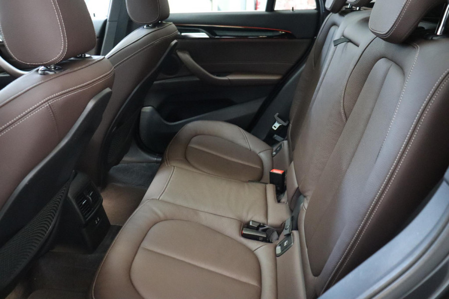BMW X1 sDrive20i High Executive xLine Automaat / Navigatiesysteem Plus / Leder / Trekhaak / Panoramadak / 18 Inch / Extra Getint Glas / Stoelverwarming / Achteruitrijcamera / Climate Control / Head-Up Display / LED / Hifi / Sportstoelen / DAB / Lichtpakket / Parkeersensoren