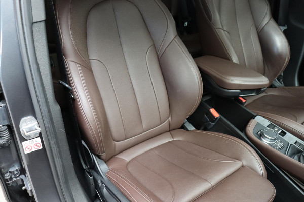 BMW X1 sDrive20i High Executive xLine Automaat / Navigatiesysteem Plus / Leder / Trekhaak / Panoramadak / 18 Inch / Extra Getint Glas / Stoelverwarming / Achteruitrijcamera / Climate Control / Head-Up Display / LED / Hifi / Sportstoelen / DAB / Lichtpakket / Parkeersensoren