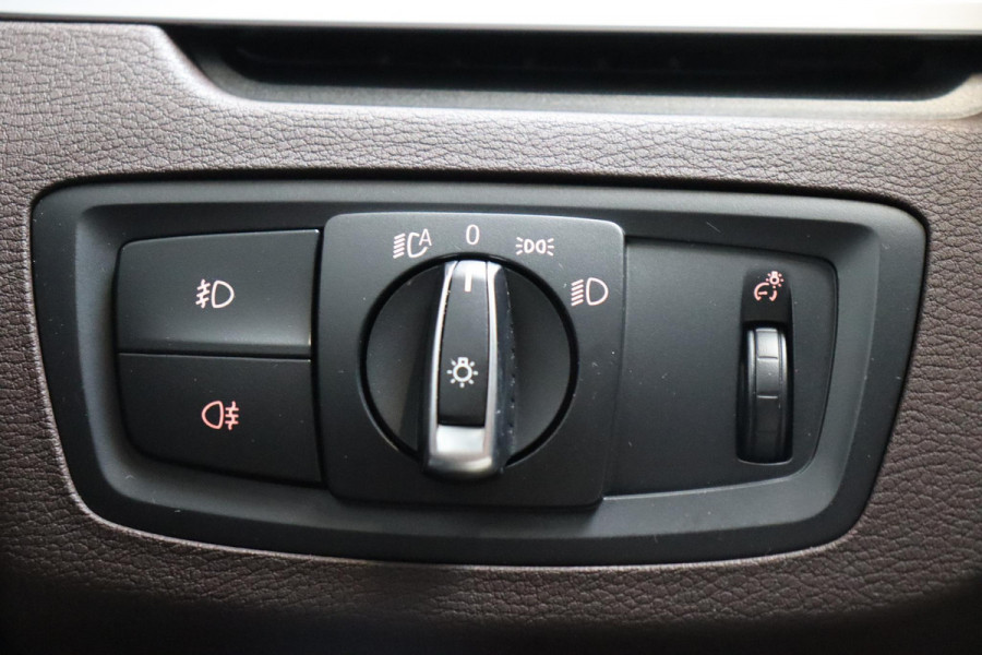 BMW X1 sDrive20i High Executive xLine Automaat / Navigatiesysteem Plus / Leder / Trekhaak / Panoramadak / 18 Inch / Extra Getint Glas / Stoelverwarming / Achteruitrijcamera / Climate Control / Head-Up Display / LED / Hifi / Sportstoelen / DAB / Lichtpakket / Parkeersensoren