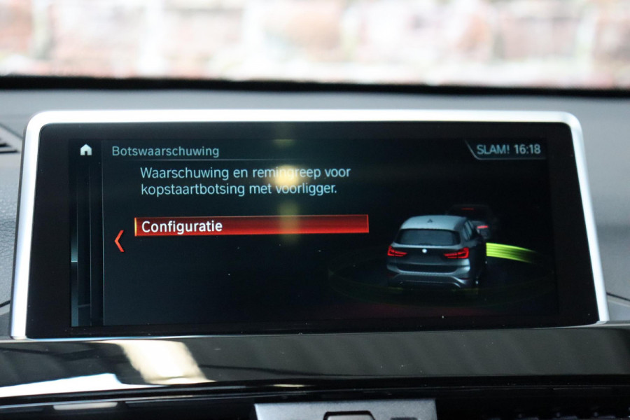 BMW X1 sDrive20i High Executive xLine Automaat / Navigatiesysteem Plus / Leder / Trekhaak / Panoramadak / 18 Inch / Extra Getint Glas / Stoelverwarming / Achteruitrijcamera / Climate Control / Head-Up Display / LED / Hifi / Sportstoelen / DAB / Lichtpakket / Parkeersensoren