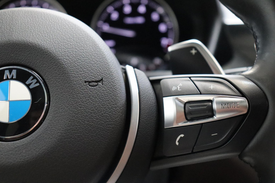 BMW X1 sDrive20i High Executive xLine Automaat / Navigatiesysteem Plus / Leder / Trekhaak / Panoramadak / 18 Inch / Extra Getint Glas / Stoelverwarming / Achteruitrijcamera / Climate Control / Head-Up Display / LED / Hifi / Sportstoelen / DAB / Lichtpakket / Parkeersensoren