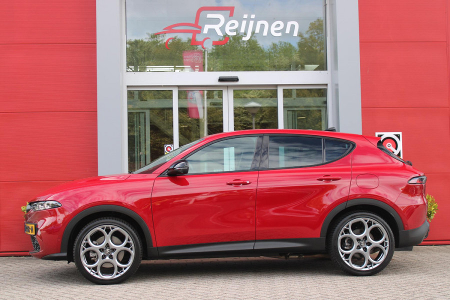 Alfa Romeo Tonale 1.3T PHEV 280PK EDIZIONE BUSINESS | AFNEEMBARE TREKHAAK | ALL SEASON BANDEN | PREMIUM PACK: LEDEREN BEKLEDING/GEVENTILEERDE VOORSTOELEN/4-VOUDIG ELEKTRISCH VERSTELBARE LENDESTEUN VOORSTOELEN/HOOGGLANS ZWARTE RAAMOMLIJSTING/AMBIENT LIGHTING | TECHNOLOGY PACK: PAARKEERWAARSCHUWING VOOR ACHTER ZIJKANT/AUTOMATISCHE INPARKEERHULP MET EXIT ASSIST/360° CAMERA/AUTONOMOUS DRIVING LEVEL 2 MET O.A. ADAPTIVE CRUISE CONTROL/BLIND SPOT DETECTION/AUTOMATISCH DIMMENDE BUITENSPIEGELS/ELEKTRISCH BEDIENBARE ACHTERKLEP/DRAADLOZE TELEFOONLADER | WINTERPACK: STOELVERWARMING VOOR/STUURVERWAR