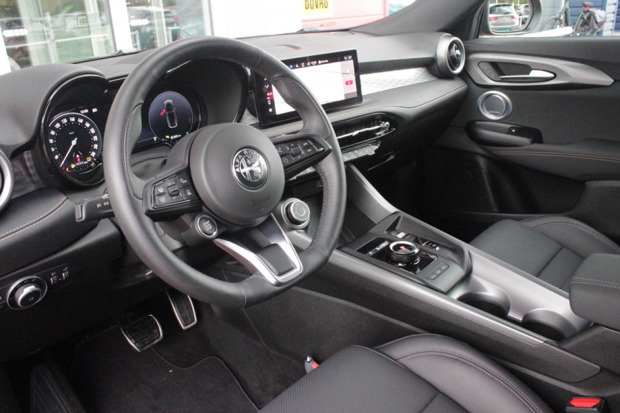 Alfa Romeo Tonale 1.3T PHEV 280PK EDIZIONE BUSINESS | AFNEEMBARE TREKHAAK | ALL SEASON BANDEN | PREMIUM PACK: LEDEREN BEKLEDING/GEVENTILEERDE VOORSTOELEN/4-VOUDIG ELEKTRISCH VERSTELBARE LENDESTEUN VOORSTOELEN/HOOGGLANS ZWARTE RAAMOMLIJSTING/AMBIENT LIGHTING | TECHNOLOGY PACK: PAARKEERWAARSCHUWING VOOR ACHTER ZIJKANT/AUTOMATISCHE INPARKEERHULP MET EXIT ASSIST/360° CAMERA/AUTONOMOUS DRIVING LEVEL 2 MET O.A. ADAPTIVE CRUISE CONTROL/BLIND SPOT DETECTION/AUTOMATISCH DIMMENDE BUITENSPIEGELS/ELEKTRISCH BEDIENBARE ACHTERKLEP/DRAADLOZE TELEFOONLADER | WINTERPACK: STOELVERWARMING VOOR/STUURVERWAR