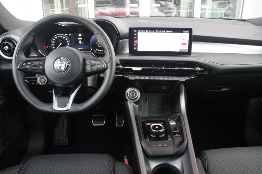 Alfa Romeo Tonale 1.3T PHEV 280PK EDIZIONE BUSINESS | AFNEEMBARE TREKHAAK | ALL SEASON BANDEN | PREMIUM PACK: LEDEREN BEKLEDING/GEVENTILEERDE VOORSTOELEN/4-VOUDIG ELEKTRISCH VERSTELBARE LENDESTEUN VOORSTOELEN/HOOGGLANS ZWARTE RAAMOMLIJSTING/AMBIENT LIGHTING | TECHNOLOGY PACK: PAARKEERWAARSCHUWING VOOR ACHTER ZIJKANT/AUTOMATISCHE INPARKEERHULP MET EXIT ASSIST/360° CAMERA/AUTONOMOUS DRIVING LEVEL 2 MET O.A. ADAPTIVE CRUISE CONTROL/BLIND SPOT DETECTION/AUTOMATISCH DIMMENDE BUITENSPIEGELS/ELEKTRISCH BEDIENBARE ACHTERKLEP/DRAADLOZE TELEFOONLADER | WINTERPACK: STOELVERWARMING VOOR/STUURVERWAR