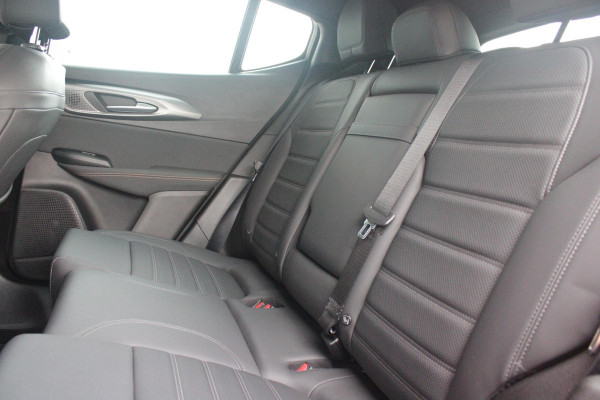 Alfa Romeo Tonale 1.3T PHEV 280PK EDIZIONE BUSINESS | AFNEEMBARE TREKHAAK | ALL SEASON BANDEN | PREMIUM PACK: LEDEREN BEKLEDING/GEVENTILEERDE VOORSTOELEN/4-VOUDIG ELEKTRISCH VERSTELBARE LENDESTEUN VOORSTOELEN/HOOGGLANS ZWARTE RAAMOMLIJSTING/AMBIENT LIGHTING | TECHNOLOGY PACK: PAARKEERWAARSCHUWING VOOR ACHTER ZIJKANT/AUTOMATISCHE INPARKEERHULP MET EXIT ASSIST/360° CAMERA/AUTONOMOUS DRIVING LEVEL 2 MET O.A. ADAPTIVE CRUISE CONTROL/BLIND SPOT DETECTION/AUTOMATISCH DIMMENDE BUITENSPIEGELS/ELEKTRISCH BEDIENBARE ACHTERKLEP/DRAADLOZE TELEFOONLADER | WINTERPACK: STOELVERWARMING VOOR/STUURVERWAR