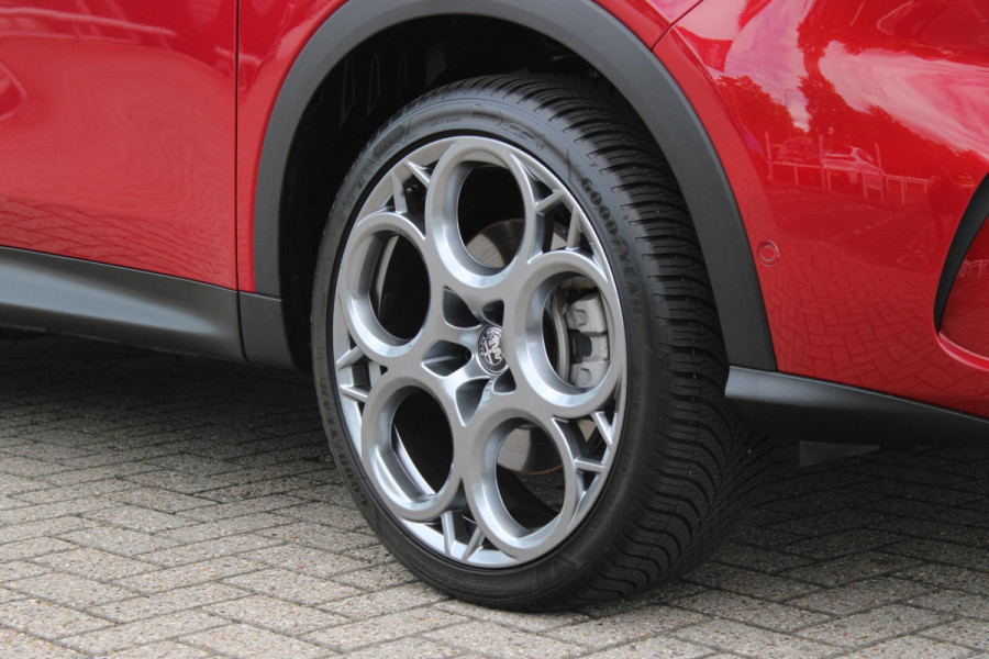 Alfa Romeo Tonale 1.3T PHEV 280PK EDIZIONE BUSINESS | AFNEEMBARE TREKHAAK | ALL SEASON BANDEN | PREMIUM PACK: LEDEREN BEKLEDING/GEVENTILEERDE VOORSTOELEN/4-VOUDIG ELEKTRISCH VERSTELBARE LENDESTEUN VOORSTOELEN/HOOGGLANS ZWARTE RAAMOMLIJSTING/AMBIENT LIGHTING | TECHNOLOGY PACK: PAARKEERWAARSCHUWING VOOR ACHTER ZIJKANT/AUTOMATISCHE INPARKEERHULP MET EXIT ASSIST/360° CAMERA/AUTONOMOUS DRIVING LEVEL 2 MET O.A. ADAPTIVE CRUISE CONTROL/BLIND SPOT DETECTION/AUTOMATISCH DIMMENDE BUITENSPIEGELS/ELEKTRISCH BEDIENBARE ACHTERKLEP/DRAADLOZE TELEFOONLADER | WINTERPACK: STOELVERWARMING VOOR/STUURVERWAR