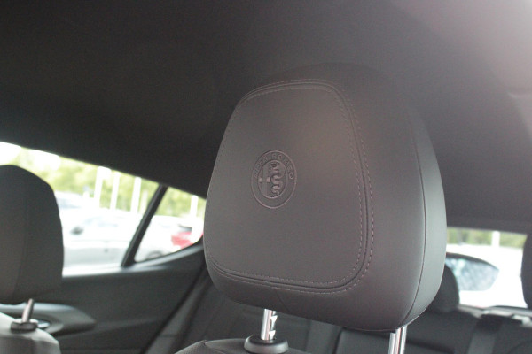 Alfa Romeo Tonale 1.3T PHEV 280PK EDIZIONE BUSINESS | AFNEEMBARE TREKHAAK | ALL SEASON BANDEN | PREMIUM PACK: LEDEREN BEKLEDING/GEVENTILEERDE VOORSTOELEN/4-VOUDIG ELEKTRISCH VERSTELBARE LENDESTEUN VOORSTOELEN/HOOGGLANS ZWARTE RAAMOMLIJSTING/AMBIENT LIGHTING | TECHNOLOGY PACK: PAARKEERWAARSCHUWING VOOR ACHTER ZIJKANT/AUTOMATISCHE INPARKEERHULP MET EXIT ASSIST/360° CAMERA/AUTONOMOUS DRIVING LEVEL 2 MET O.A. ADAPTIVE CRUISE CONTROL/BLIND SPOT DETECTION/AUTOMATISCH DIMMENDE BUITENSPIEGELS/ELEKTRISCH BEDIENBARE ACHTERKLEP/DRAADLOZE TELEFOONLADER | WINTERPACK: STOELVERWARMING VOOR/STUURVERWAR
