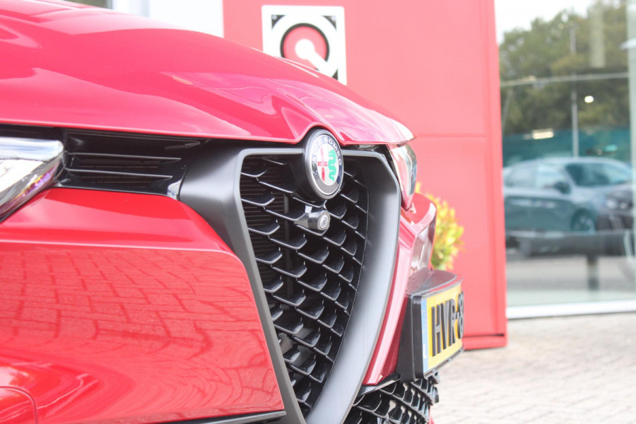 Alfa Romeo Tonale 1.3T PHEV 280PK EDIZIONE BUSINESS | AFNEEMBARE TREKHAAK | ALL SEASON BANDEN | PREMIUM PACK: LEDEREN BEKLEDING/GEVENTILEERDE VOORSTOELEN/4-VOUDIG ELEKTRISCH VERSTELBARE LENDESTEUN VOORSTOELEN/HOOGGLANS ZWARTE RAAMOMLIJSTING/AMBIENT LIGHTING | TECHNOLOGY PACK: PAARKEERWAARSCHUWING VOOR ACHTER ZIJKANT/AUTOMATISCHE INPARKEERHULP MET EXIT ASSIST/360° CAMERA/AUTONOMOUS DRIVING LEVEL 2 MET O.A. ADAPTIVE CRUISE CONTROL/BLIND SPOT DETECTION/AUTOMATISCH DIMMENDE BUITENSPIEGELS/ELEKTRISCH BEDIENBARE ACHTERKLEP/DRAADLOZE TELEFOONLADER | WINTERPACK: STOELVERWARMING VOOR/STUURVERWAR