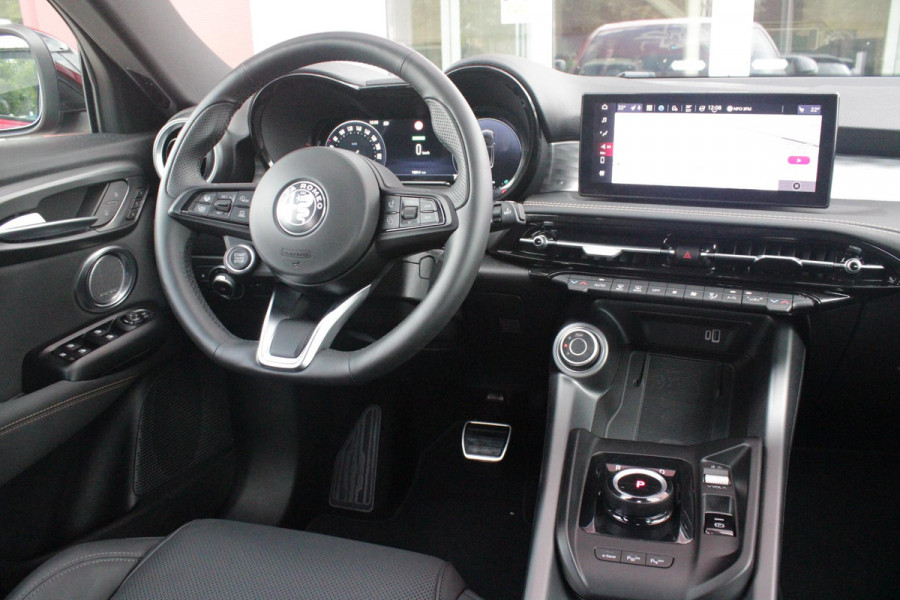 Alfa Romeo Tonale 1.3T PHEV 280PK EDIZIONE BUSINESS | AFNEEMBARE TREKHAAK | ALL SEASON BANDEN | PREMIUM PACK: LEDEREN BEKLEDING/GEVENTILEERDE VOORSTOELEN/4-VOUDIG ELEKTRISCH VERSTELBARE LENDESTEUN VOORSTOELEN/HOOGGLANS ZWARTE RAAMOMLIJSTING/AMBIENT LIGHTING | TECHNOLOGY PACK: PAARKEERWAARSCHUWING VOOR ACHTER ZIJKANT/AUTOMATISCHE INPARKEERHULP MET EXIT ASSIST/360° CAMERA/AUTONOMOUS DRIVING LEVEL 2 MET O.A. ADAPTIVE CRUISE CONTROL/BLIND SPOT DETECTION/AUTOMATISCH DIMMENDE BUITENSPIEGELS/ELEKTRISCH BEDIENBARE ACHTERKLEP/DRAADLOZE TELEFOONLADER | WINTERPACK: STOELVERWARMING VOOR/STUURVERWAR