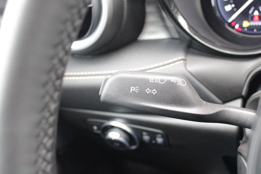 Alfa Romeo Tonale 1.3T PHEV 280PK EDIZIONE BUSINESS | AFNEEMBARE TREKHAAK | ALL SEASON BANDEN | PREMIUM PACK: LEDEREN BEKLEDING/GEVENTILEERDE VOORSTOELEN/4-VOUDIG ELEKTRISCH VERSTELBARE LENDESTEUN VOORSTOELEN/HOOGGLANS ZWARTE RAAMOMLIJSTING/AMBIENT LIGHTING | TECHNOLOGY PACK: PAARKEERWAARSCHUWING VOOR ACHTER ZIJKANT/AUTOMATISCHE INPARKEERHULP MET EXIT ASSIST/360° CAMERA/AUTONOMOUS DRIVING LEVEL 2 MET O.A. ADAPTIVE CRUISE CONTROL/BLIND SPOT DETECTION/AUTOMATISCH DIMMENDE BUITENSPIEGELS/ELEKTRISCH BEDIENBARE ACHTERKLEP/DRAADLOZE TELEFOONLADER | WINTERPACK: STOELVERWARMING VOOR/STUURVERWAR