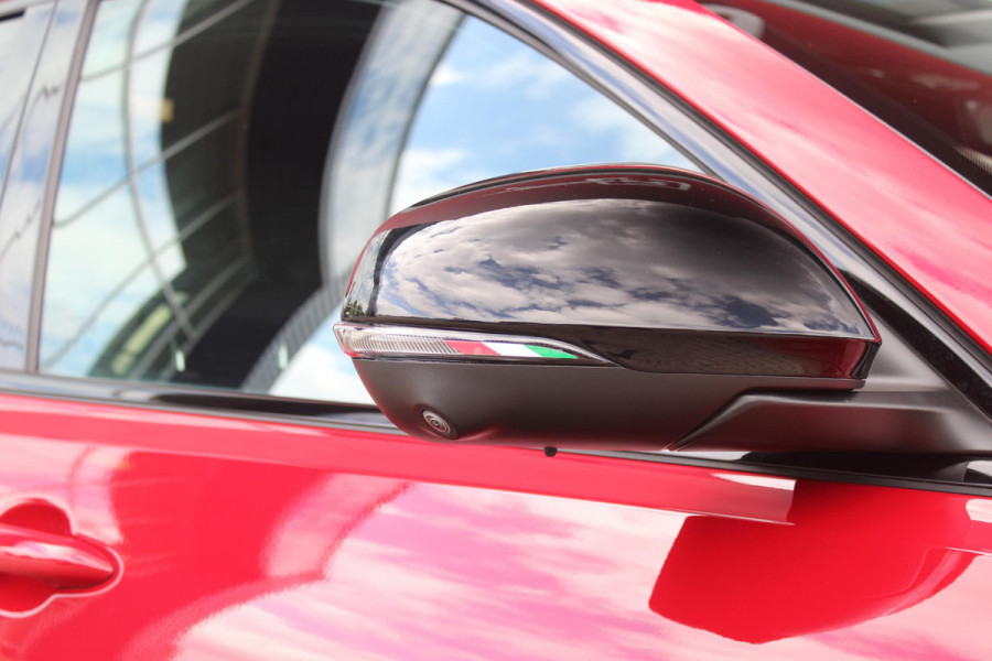 Alfa Romeo Tonale 1.3T PHEV 280PK EDIZIONE BUSINESS | AFNEEMBARE TREKHAAK | ALL SEASON BANDEN | PREMIUM PACK: LEDEREN BEKLEDING/GEVENTILEERDE VOORSTOELEN/4-VOUDIG ELEKTRISCH VERSTELBARE LENDESTEUN VOORSTOELEN/HOOGGLANS ZWARTE RAAMOMLIJSTING/AMBIENT LIGHTING | TECHNOLOGY PACK: PAARKEERWAARSCHUWING VOOR ACHTER ZIJKANT/AUTOMATISCHE INPARKEERHULP MET EXIT ASSIST/360° CAMERA/AUTONOMOUS DRIVING LEVEL 2 MET O.A. ADAPTIVE CRUISE CONTROL/BLIND SPOT DETECTION/AUTOMATISCH DIMMENDE BUITENSPIEGELS/ELEKTRISCH BEDIENBARE ACHTERKLEP/DRAADLOZE TELEFOONLADER | WINTERPACK: STOELVERWARMING VOOR/STUURVERWAR