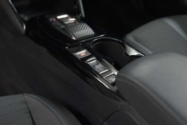 Peugeot 2008 PureTech 130 EAT8 Allure Pack | Camera | Parkeersensoren | Keyless Entry |  Apple Carplay