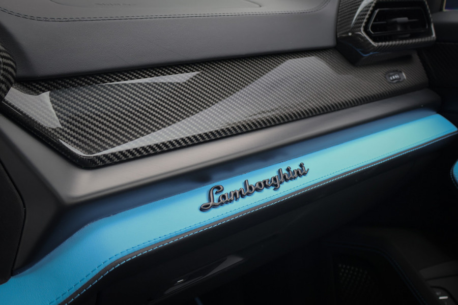 Lamborghini Urus SE 4.0 V8 Hybrid | AKRAPOVIC | ADAPTIVE | TREKHAAK | MASSAGE | STOELVERWARMING & VERKOELING | SUEDE HEMEL | B&O 3D AUDIO |