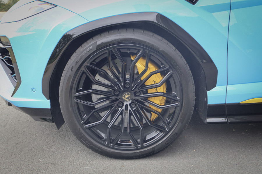 Lamborghini Urus SE 4.0 V8 Hybrid | AKRAPOVIC | ADAPTIVE | TREKHAAK | MASSAGE | STOELVERWARMING & VERKOELING | SUEDE HEMEL | B&O 3D AUDIO |
