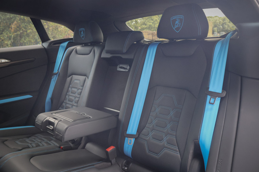 Lamborghini Urus SE 4.0 V8 Hybrid | AKRAPOVIC | ADAPTIVE | TREKHAAK | MASSAGE | STOELVERWARMING & VERKOELING | SUEDE HEMEL | B&O 3D AUDIO |