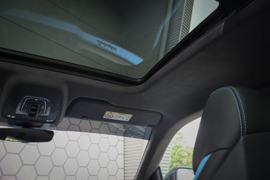 Lamborghini Urus SE 4.0 V8 Hybrid | AKRAPOVIC | ADAPTIVE | TREKHAAK | MASSAGE | STOELVERWARMING & VERKOELING | SUEDE HEMEL | B&O 3D AUDIO |
