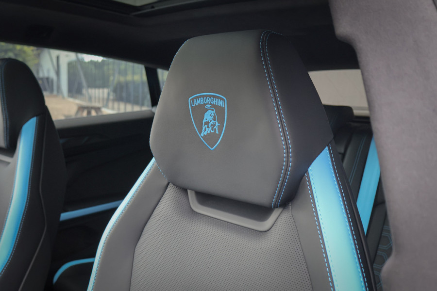 Lamborghini Urus SE 4.0 V8 Hybrid | AKRAPOVIC | ADAPTIVE | TREKHAAK | MASSAGE | STOELVERWARMING & VERKOELING | SUEDE HEMEL | B&O 3D AUDIO |