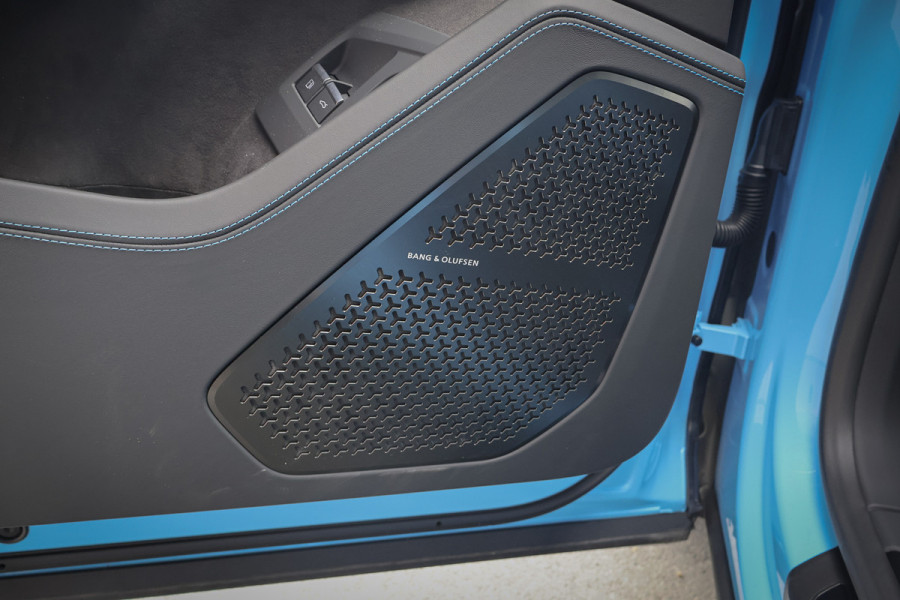 Lamborghini Urus SE 4.0 V8 Hybrid | AKRAPOVIC | ADAPTIVE | TREKHAAK | MASSAGE | STOELVERWARMING & VERKOELING | SUEDE HEMEL | B&O 3D AUDIO |