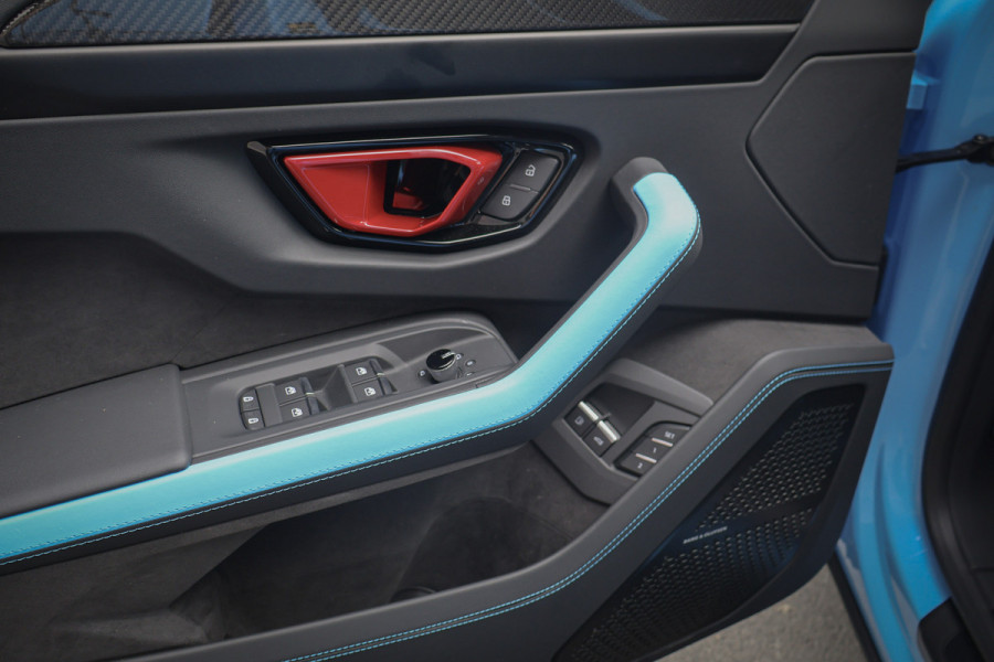 Lamborghini Urus SE 4.0 V8 Hybrid | AKRAPOVIC | ADAPTIVE | TREKHAAK | MASSAGE | STOELVERWARMING & VERKOELING | SUEDE HEMEL | B&O 3D AUDIO |