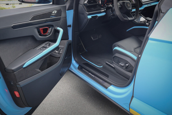 Lamborghini Urus SE 4.0 V8 Hybrid | AKRAPOVIC | ADAPTIVE | TREKHAAK | MASSAGE | STOELVERWARMING & VERKOELING | SUEDE HEMEL | B&O 3D AUDIO |