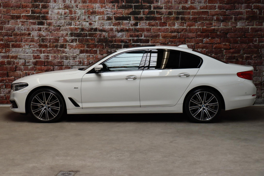 BMW 5 Serie Sedan 530i High Executive Sport Line Automaat / Navigatiesysteem Professional / Schuif-/kanteldak / Active Protection / Sfeerverlichting / Comfortstoelen / 20 Inch / Soft Close / Adaptieve LED-koplamp / Driving Assistant / Extra Getint Glas