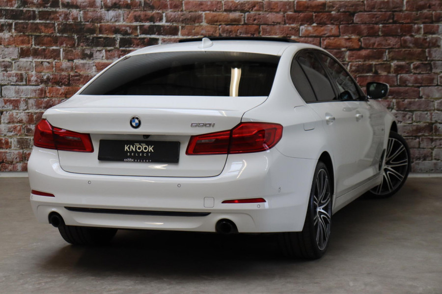 BMW 5 Serie Sedan 530i High Executive Sport Line Automaat / Navigatiesysteem Professional / Schuif-/kanteldak / Active Protection / Sfeerverlichting / Comfortstoelen / 20 Inch / Soft Close / Adaptieve LED-koplamp / Driving Assistant / Extra Getint Glas