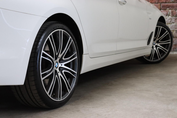 BMW 5 Serie Sedan 530i High Executive Sport Line Automaat / Navigatiesysteem Professional / Schuif-/kanteldak / Active Protection / Sfeerverlichting / Comfortstoelen / 20 Inch / Soft Close / Adaptieve LED-koplamp / Driving Assistant / Extra Getint Glas