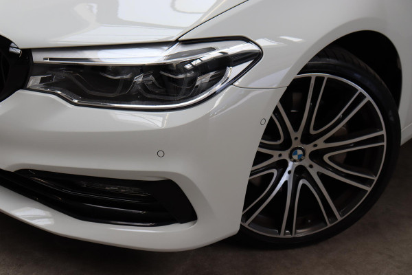 BMW 5 Serie Sedan 530i High Executive Sport Line Automaat / Navigatiesysteem Professional / Schuif-/kanteldak / Active Protection / Sfeerverlichting / Comfortstoelen / 20 Inch / Soft Close / Adaptieve LED-koplamp / Driving Assistant / Extra Getint Glas